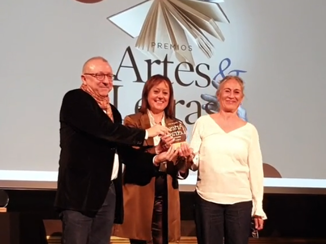 Paco y Ana, de Librería Cálamo, recogen su Premio Artes & Letras